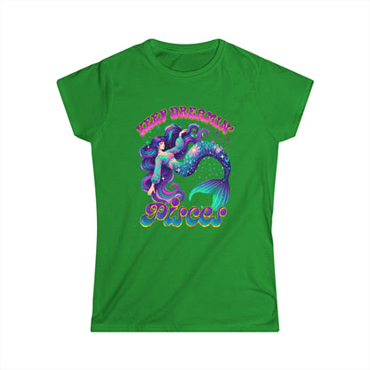 Keep Dreamin’ Pisces Women’s Softstyle Tee – Empowering Retro Zodiac Shirt