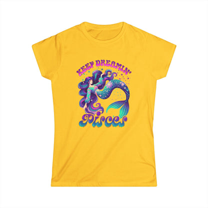 Keep Dreamin’ Pisces Women’s Softstyle Tee – Empowering Retro Zodiac Shirt