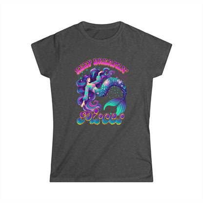 Keep Dreamin’ Pisces Women’s Softstyle Tee – Empowering Retro Zodiac Shirt