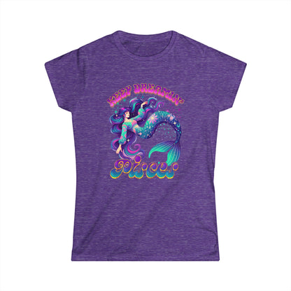 Keep Dreamin’ Pisces Women’s Softstyle Tee – Empowering Retro Zodiac Shirt