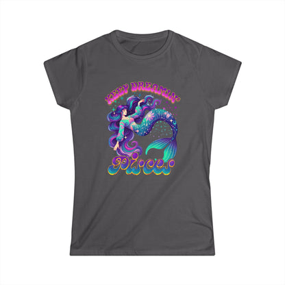 Keep Dreamin’ Pisces Women’s Softstyle Tee – Empowering Retro Zodiac Shirt